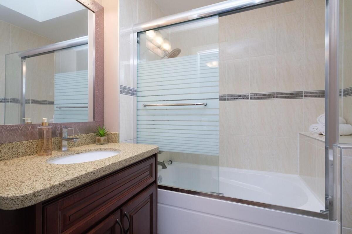 Spacious 4Br W Ensuites Mins To Downtown Yvr Ubc Vancouver Bagian luar foto
