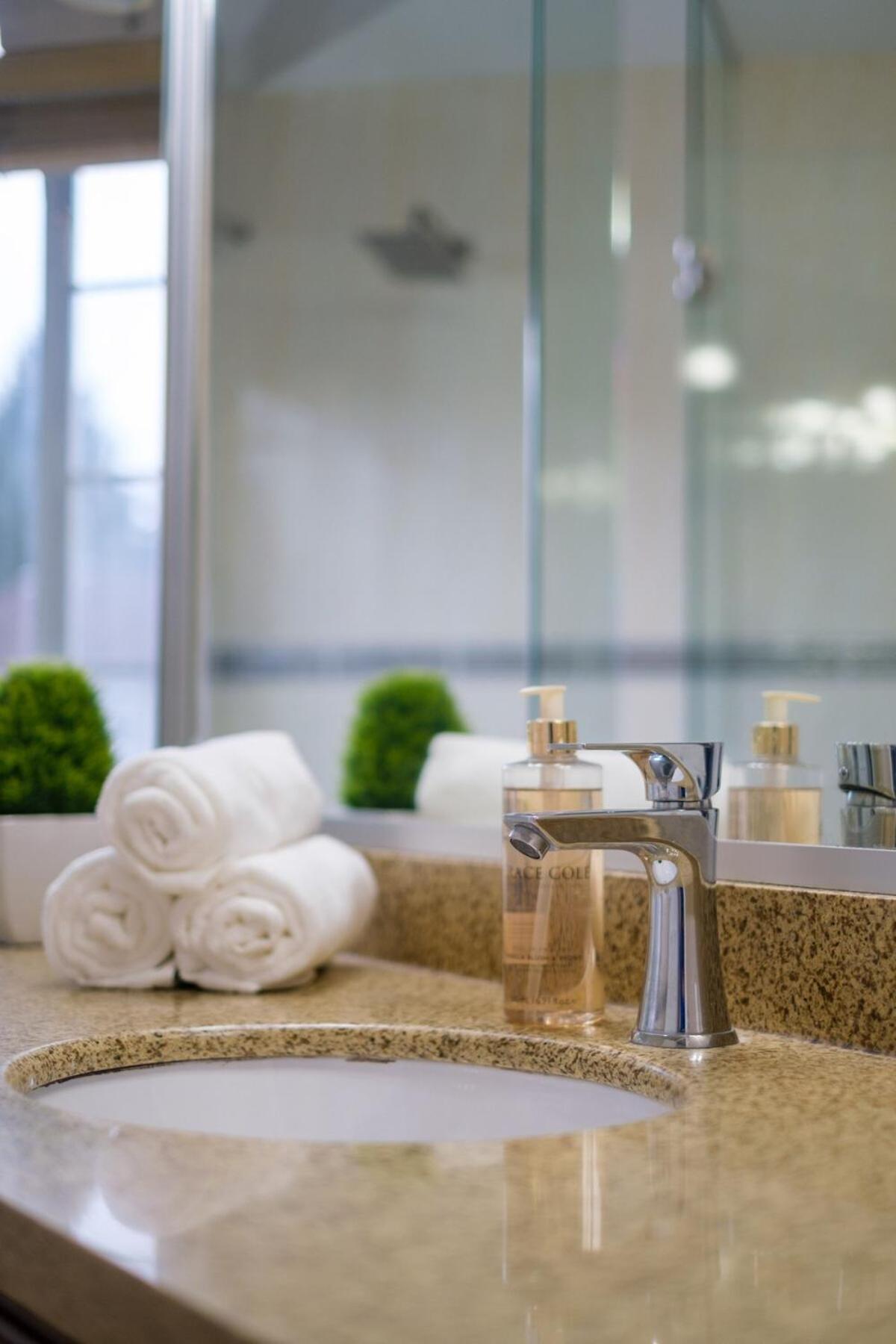 Spacious 4Br W Ensuites Mins To Downtown Yvr Ubc Vancouver Bagian luar foto