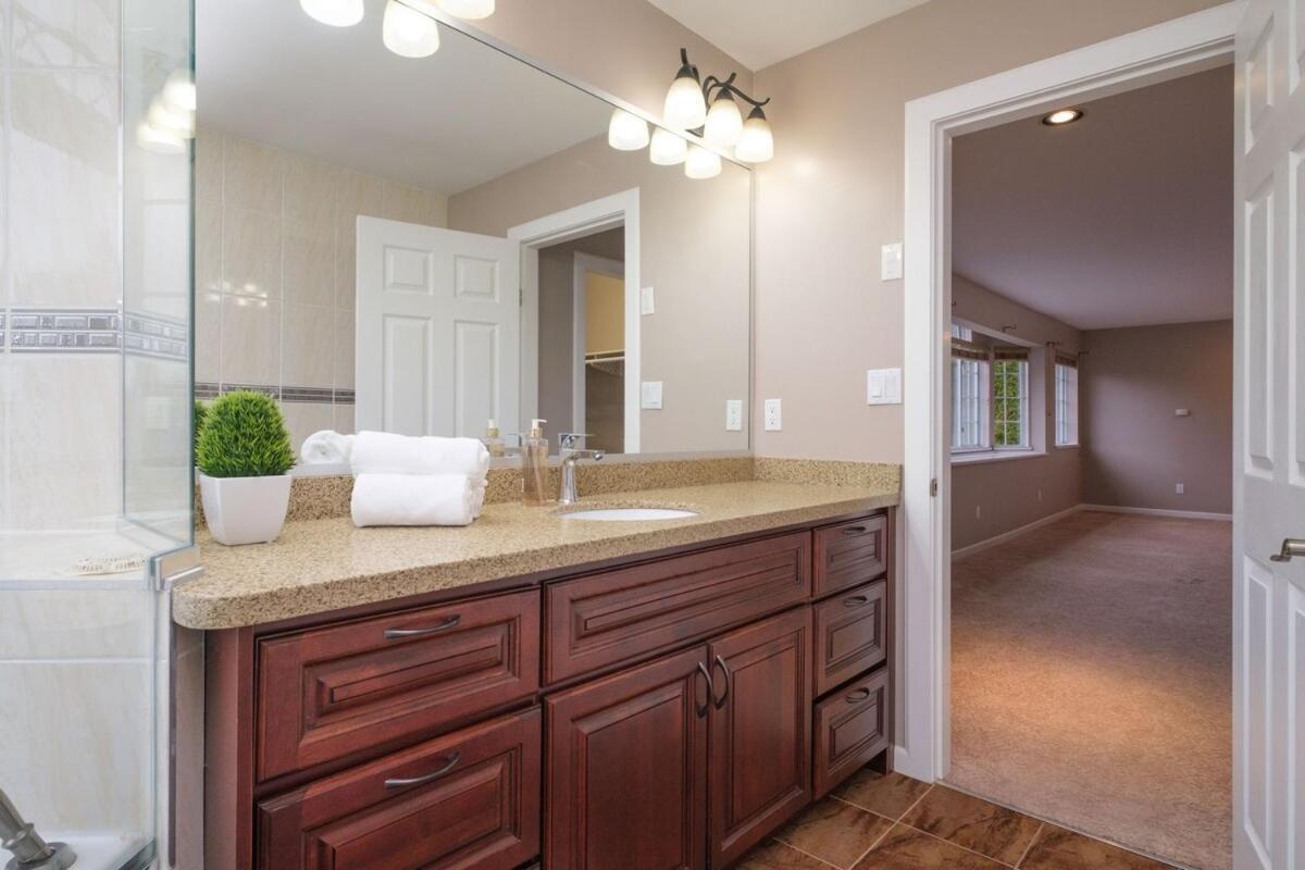Spacious 4Br W Ensuites Mins To Downtown Yvr Ubc Vancouver Bagian luar foto