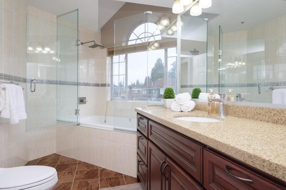Spacious 4Br W Ensuites Mins To Downtown Yvr Ubc Vancouver Bagian luar foto